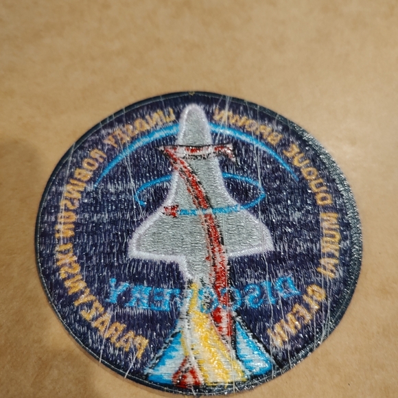 Collectible NASA 4" patch featuring the names of seven astronauts and space - Picture 5 of 7